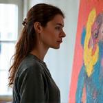 Portret van kunstenares Eva Janssen in haar atelier