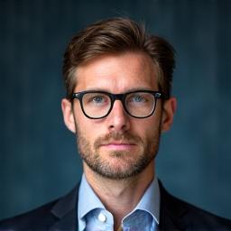 Portretfoto van Thomas Mulder, een tech-journalist met een moderne uitstraling en een vriendelijke blik.